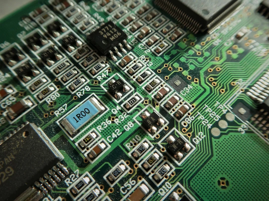 How AI enhances microelectronics
